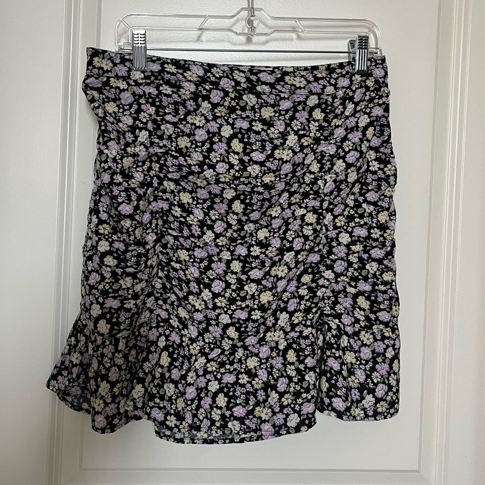 🌴Hollister Mini Skirt Black with Purple, Yellow, Green Flowers Size Large